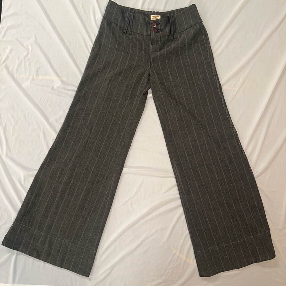 Free People • Business Pinstripe Mid Rise Pants • Women’s 4 • Gray Pinstripe